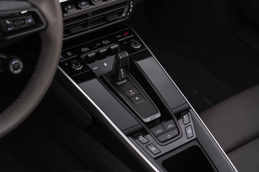 Детали интерьера Porsche 911 Carrera Cabriolet (992) 2019 года  (WW) (фото 9 из 62)